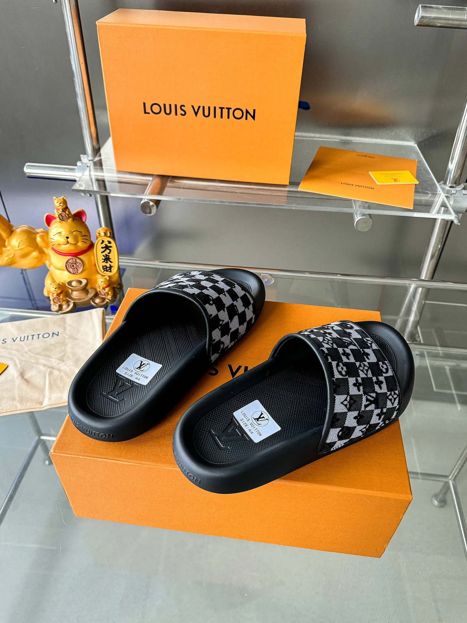 [L Home] P: 300💰 ▪️Shoe size: Women's 35-40 Men's 38-46▪️Packaging: Counter top quality~original packaging Louis Vuitton lv couple's monogram embossed slippers This season, Waterfront sandals return with a new look, and the upper buckle is embossed with Louis Vuitton's iconic Monogram pattern. Made of waterproof rubber with a comfortable and resilient insole. The lightweight, flexible outsole is embossed with the Louis Vuitton logo. Exquisitely packaged at the delivery counter 🛍📦 ▪️Fabric: Original molded rubber foam ▪️Sole: Original molded rubber foam outsole ▪️Sole thickness: 3CM.